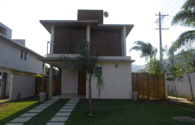 Imagem: A casa em condomínio e possui 4 Dormitórios, 4 Suítes, 5