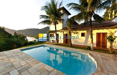 Imagem: A casa em condomínio possui 5 Dormitórios, 5 Suítes, 6 Banheiros