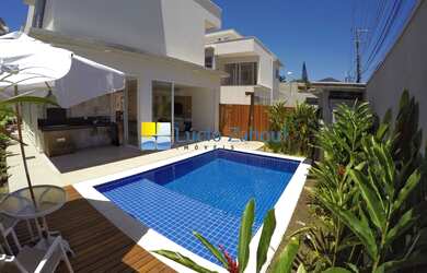 Imagem: A casa em condomínio possui 3 Dormitórios, 3 Suítes, 4 Banheiros