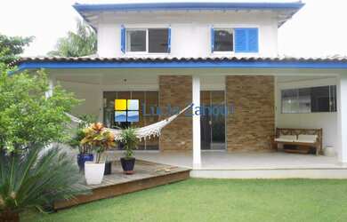 Imagem: A casa em condomínio possui 3 Dormitórios, 3 Suítes, 4 Banheiros