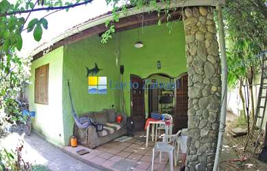 Imagem: A casa possui 2 Dormitórios, 1 Suíte, 2 Banheiros, 2 Vagas