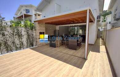 Imagem: A casa em condomínio possui 3 Dormitórios, 3 Suítes, 4 Banheiros