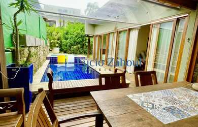 Imagem: A casa possui 3 Dormitórios, 1 Suíte, 3 Banheiros, 2 Vagas