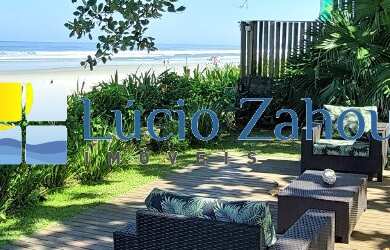 Imagem: A casa possui 4 Dormitórios, 2 Suítes, 5 Vagas na garagem