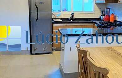 Imagem: A casa em condomínio possui 3 Dormitórios, 3 Suítes, 4 Banheiros