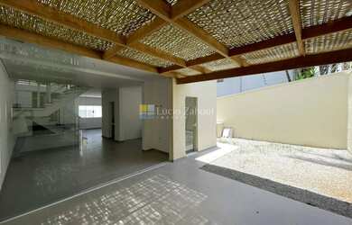 Imagem: A casa em condomínio possui 4 Dormitórios, 4 Suítes, 5 Banheiros