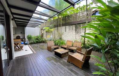 Imagem: A casa em condomínio possui 3 Dormitórios, 3 Suítes, 4 Banheiros