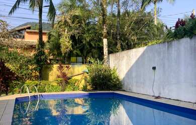 Imagem: A casa possui 4 Dormitórios, 1 Suíte, 5 Banheiros, 5 Vagas