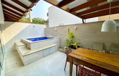 Imagem: A casa em condomínio possui 4 Dormitórios, 4 Suítes, 5 Banheiros