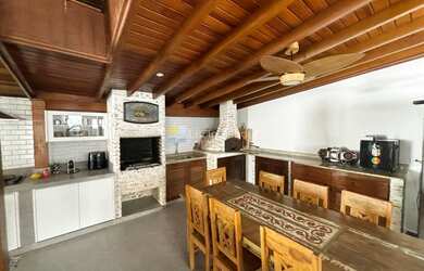 Imagem: A casa em condomínio possui 3 Dormitórios, 2 Suítes, 3 Banheiros