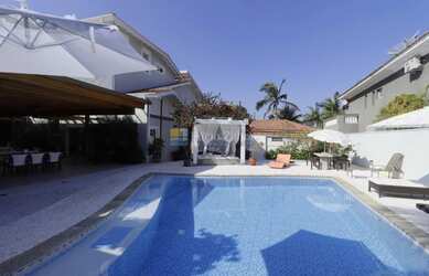 Imagem: A casa possui 6 Dormitórios, 6 Suítes, 7 Banheiros, 5 Vagas