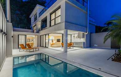 Imagem: A casa em condomínio possui 4 Dormitórios, 4 Suítes, 5 Banheiros