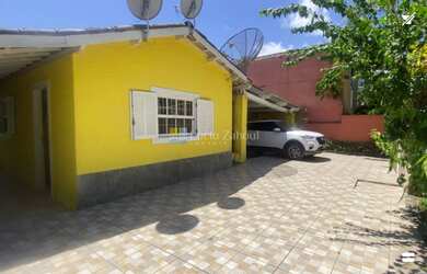 Imagem: A casa possui 3 Dormitórios, 1 Suíte, 1 Banheiro, 3 Vagas