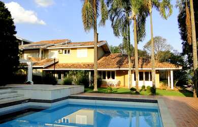 Imagem: A casa em condomínio possui 4 Dormitórios, 2 Suítes, 8 Banheiros