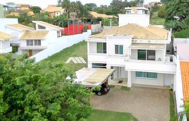 Imagem: A casa em condomínio possui 4 Dormitórios, 4 Suítes, 8 Banheiros