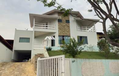 Imagem: A casa em condomínio possui 3 Dormitórios, 3 Suítes, 4 Vagas