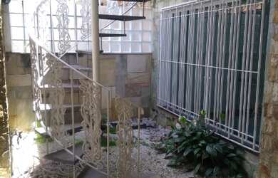 Imagem: A casa possui 3 Dormitórios, 1 Suíte, 2 Banheiros, 5 Vagas