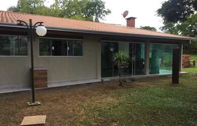 Imagem: A casa possui 3 Dormitórios, 1 Suíte, 1 Banheiro e 450m²