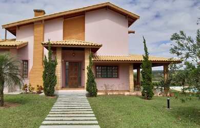 Imagem: A casa possui 4 Dormitórios, 3 Suítes, 1 Banheiro, 1.500m²