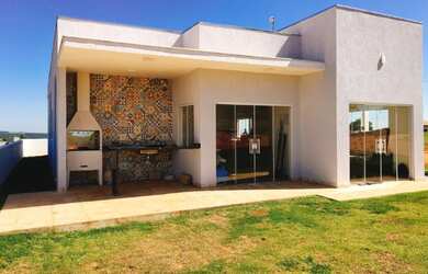 Imagem: A casa possui 3 Dormitórios, 1 Suíte, 2 Banheiros e 158m²