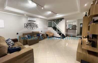 Imagem: A casa possui 3 Dormitórios, 1 Suíte, 3 Banheiros, 2 Vagas