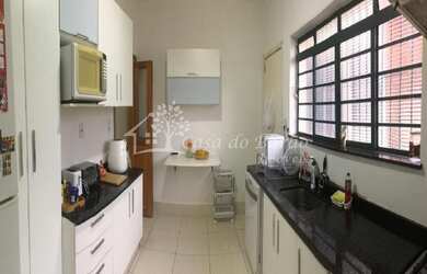 Imagem: A casa à venda possui 3 Dormitórios, 3 Suítes, 5 Banheiros