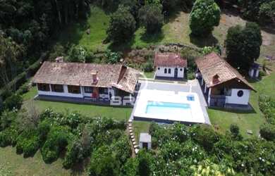 Imagem: A casa possui 6 Dormitórios, 1 Suíte, 5 Banheiros, 4 Vagas