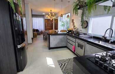 Imagem: A casa em condomínio possui 3 Dormitórios, 1 Suíte, 3 Banheiros