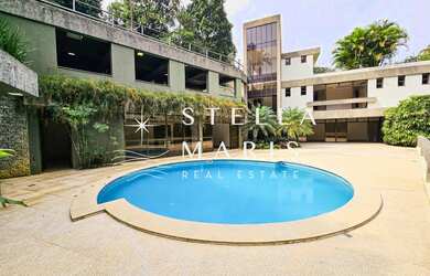 Imagem: A casa possui 4 Dormitórios, 3 Suítes, 7 Banheiros, 6 Vagas