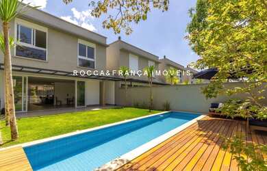 Imagem: A casa em condomínio possui 4 Dormitórios, 4 Suítes, 5 Banheiros