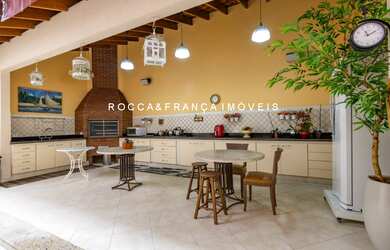 Imagem: A casa em condomínio possui 5 Dormitórios, 5 Suítes, 7 Banheiros