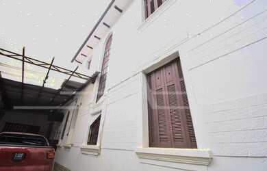 Imagem: A loja possui 4 Dormitórios, 2 Suítes, 5 Banheiros, 2 Vagas