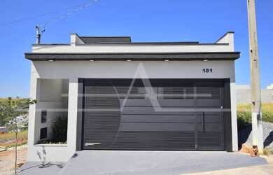 Imagem: A casa possui 3 Dormitórios, 1 Suíte, 2 Banheiros, 2 Vagas