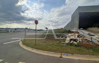 Imagem: O terreno possui 326m² de Área Privada, Imóvel novo e está