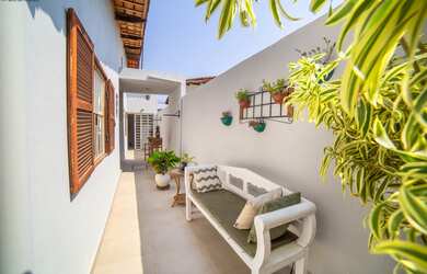 Imagem: A casa possui 4 Dormitórios, 2 Suítes, 3 Banheiros, 1 Vaga