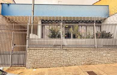 Imagem: A casa possui 3 Dormitórios, 1 Suíte, 1 Vaga na garagem, 250m²