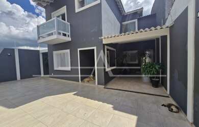 Imagem: A casa possui 3 Dormitórios, 3 Suítes, 5 Banheiros, 2 Vagas