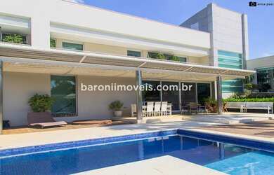 Imagem: A casa em condomínio possui 4 Dormitórios, 4 Suítes, 8 Banheiros