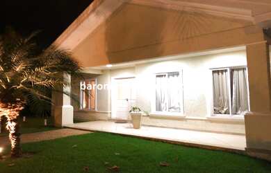 Imagem: A casa em condomínio possui 4 Dormitórios, 4 Suítes, 5 Banheiros