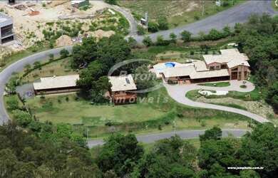 Imagem: A casa em condomínio possui 8 Dormitórios, 6 Suítes, 12 Banheiros