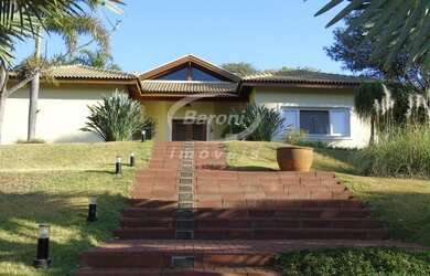 Imagem: A casa em condomínio possui 4 Dormitórios, 2 Suítes, 6 Banheiros