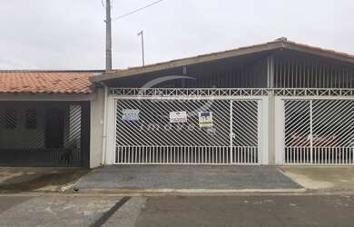 Imagem: A casa possui 3 Dormitórios, 1 Suíte, 2 Banheiros, 1 Vaga