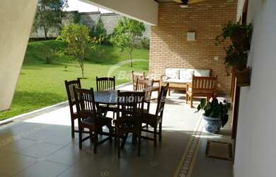 Imagem: A casa em condomínio possui 3 Dormitórios, 3 Suítes, 4 Banheiros