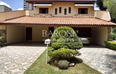 Imagem: A casa em condomínio possui 4 Dormitórios, 4 Suítes, 6 Banheiros