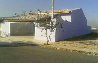 Imagem: A casa possui 3 Dormitórios, 1 Suíte, 1 Banheiro, 3 Vagas