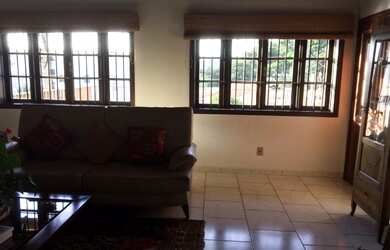 Imagem: A casa possui 3 Dormitórios, 1 Suíte, 2 Banheiros, 3 Vagas