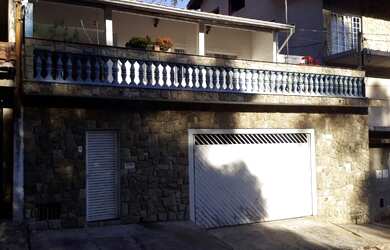 Imagem: A casa possui 4 Dormitórios, 2 Suítes, 3 Banheiros, 4 Vagas