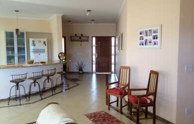 Imagem: A casa possui 4 Dormitórios, 1 Suíte, 3 Banheiros, 540m²