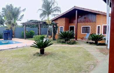 Imagem: A chácara possui 3 Dormitórios, 1 Suíte, 4 Banheiros, 2 Vagas