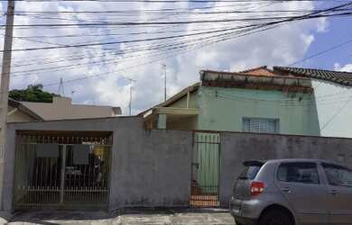 Imagem: A casa possui 5 Dormitórios, 1 Banheiro, 4 Vagas na garagem